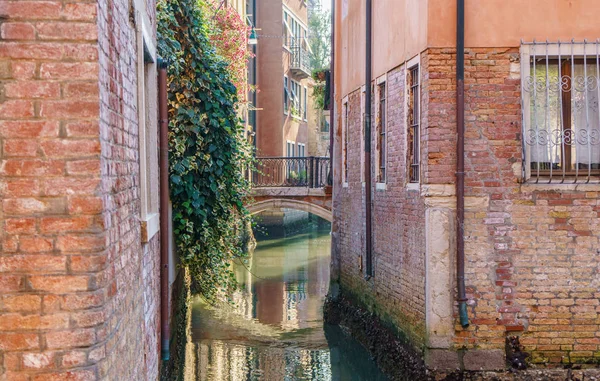 Wąski kanał wenecki z typowych budynków Venice i mostu w godzinach porannych. — Zdjęcie stockowe
