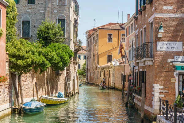 Brillante canal veneciano con sus edificios y barcos a mediodía . — Foto de Stock