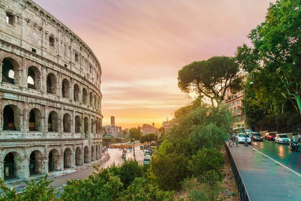 Vista sobre el coliseo al atardecer . —  Fotos de Stock