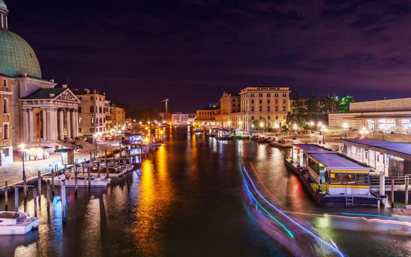 Veneza à noite longa exposição foto com vestígios de barcos em uma água . — Fotografia de Stock