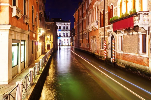 Foto de larga exposición de Venecia por la noche con rastros de barcos flotantes en el agua . — Foto de Stock