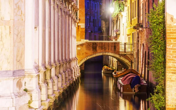 Ponte veneziana e luzes na noite longa exposição foto de Veneza . — Fotografia de Stock