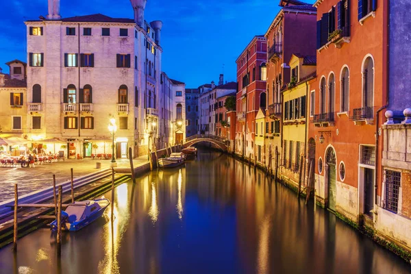 Venecia paisaje urbano por la noche con luces brillantes, Gran Canal y barcos flotantes . — Foto de Stock