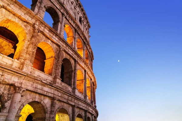 Noční Foto Colosseum s jasně osvětlené oblouky. — Stock fotografie