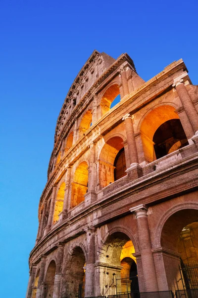 Colosseum: éjszakai függőleges kép — Stock Fotó