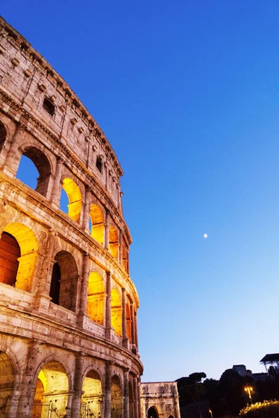 Coliseo por la noche con arcos iluminados brillantes . — Foto de Stock
