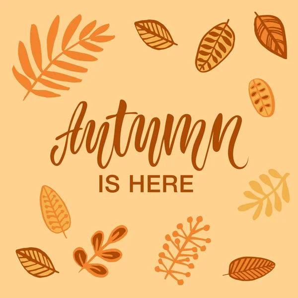 ¡Llegó el otoño! Caligrafía moderna y hojas que caen . — Vector de stock