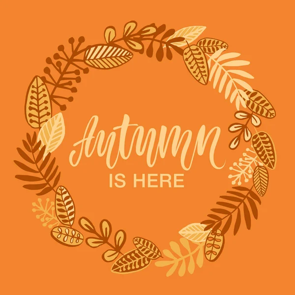 L'automne est là ! Calligraphie moderne et couronne automnale sur lumineux — Image vectorielle