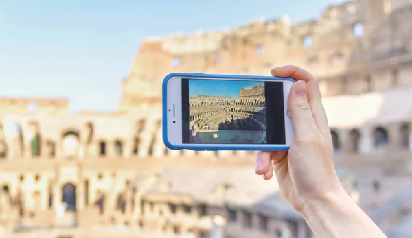 Dívka Drží Smartphone Obrázkem Colosseo — Stock fotografie