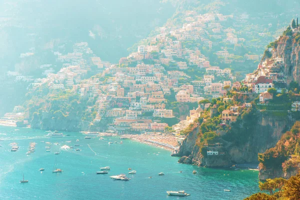 Amalfi-part közelében Positano. A rock és a kék tenger házak. — Stock Fotó