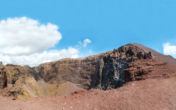 Vesuvius vulkaan nationaal park panorama op zonnige dag. — Stockfoto