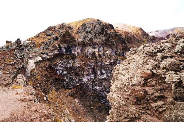 Le cratère du Vésuve. Roches et textures volcaniques . — Photo