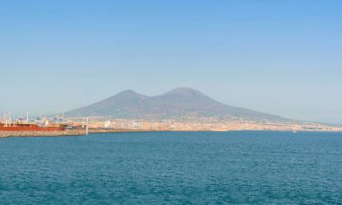 Vesuvius stüdyo güneşli gün Napoli kenti.