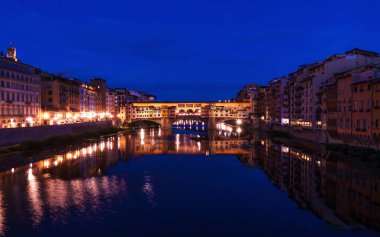 Gece zaman Floransa'daki Ponte Vecchio Köprüsü