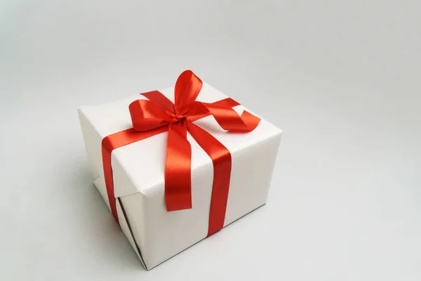 Подарочная коробка с красной лентой на ней . Лицензионные Стоковые Фото
