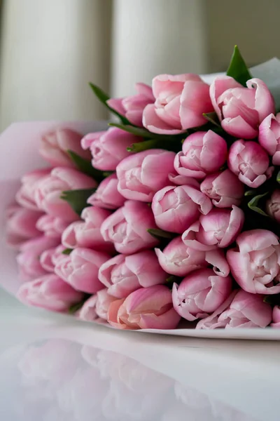 Sensibilidad Matutina Racimo Suaves Tulipanes Rosados Sobre Fondo Blanco — Foto de Stock