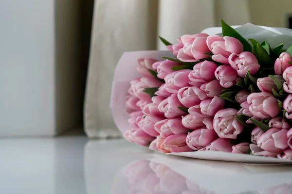 Bündel Rosa Tulpen Die Sich Der Weißen Oberfläche Spiegeln — Stockfoto