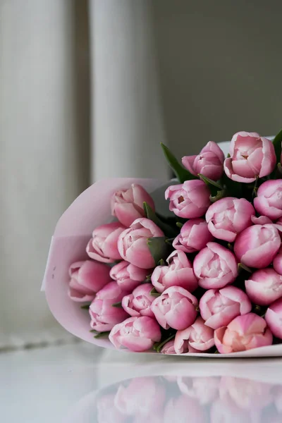 Strauß Weicher Rosa Tulpen Die Sich Der Weißen Bodenoberfläche Spiegeln — Stockfoto