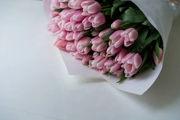 Rosa Tulpen Weißem Packpapier Schönheit Der Ersten Frühlingsblumen — Stockfoto