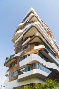 Milan, İtalya'da Bina Modern mimari. Yapımında kullanılan beyaz ve ahşap malzeme.