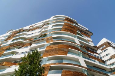 Beyaz ve ahşap malzemeler modern mimari tasarım. Milano, İtalya