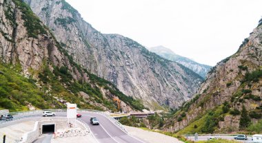 Dağ Alpleri'nde, İsviçre serpantin sürme arabalar.