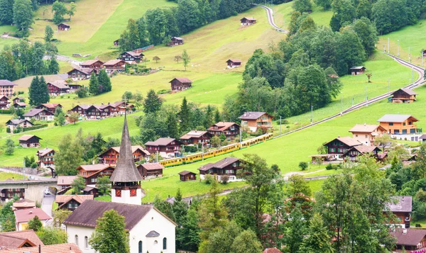 Lauterbrunnen Paisaje Con Una Iglesia Ferrocarril Cremallera Con Trenes Subiendo — Foto de Stock