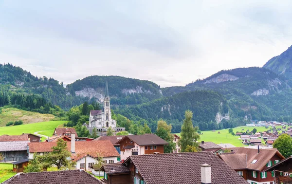 Aldeia Suíça Com Casas Alpinas Típica Para Esta Igreja Região — Fotografia de Stock