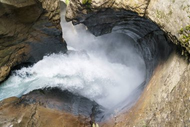 Şelale akışı yalak kayalar düşüyor. Trummelbachfalls şelale Lauterbrunnen, İsviçre.