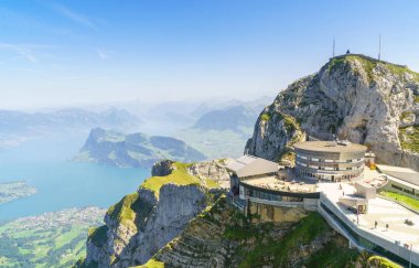 Alp göller Pilatus Kulm dağ manzaralı ufukta. 