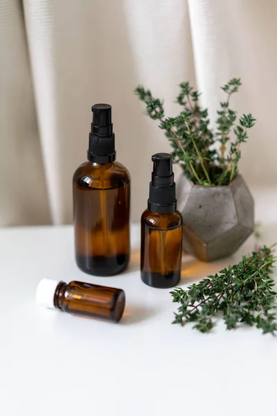 유리병에 기본적 백리향 Aromatherapy 컨셉트 — 스톡 사진