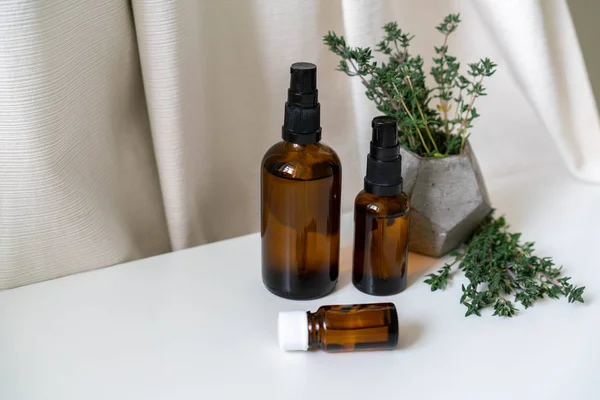 Aromatherapie Konzept Mit Frischem Thymiankraut Glasflaschen Auf Weißem Drapierten Hintergrund — Stockfoto