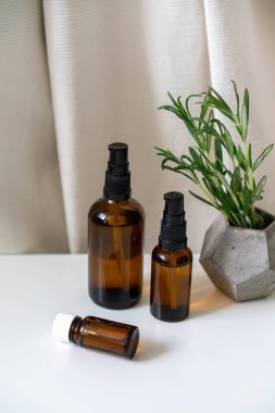 Beyaz arkaplanda kumaşlı, dikey yönelimli biberiye esaslı yağlar.