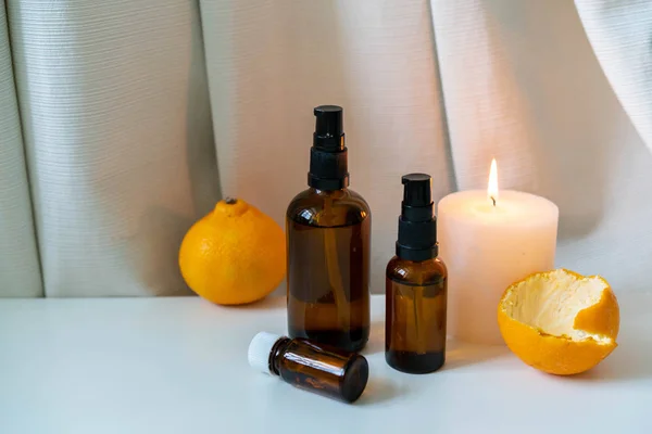 Aromatherapie Producten Etherische Oliën Kaarsen Witte Draperieën Achtergrond — Stockfoto