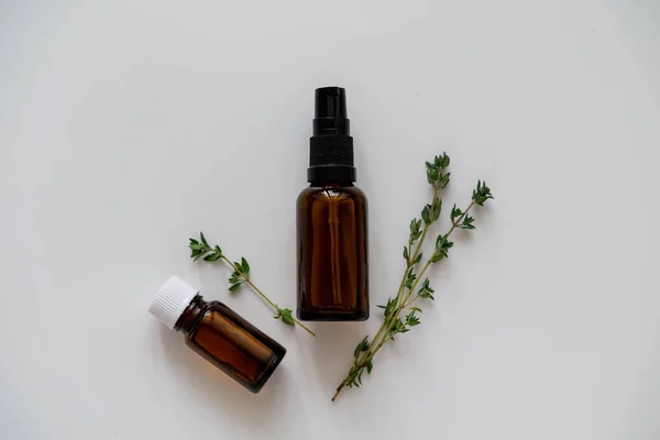 Ätherische Öle Glasflaschen Und Thymiankraut Naturapotheke Aromatherapie Flach Auf Weiß — Stockfoto