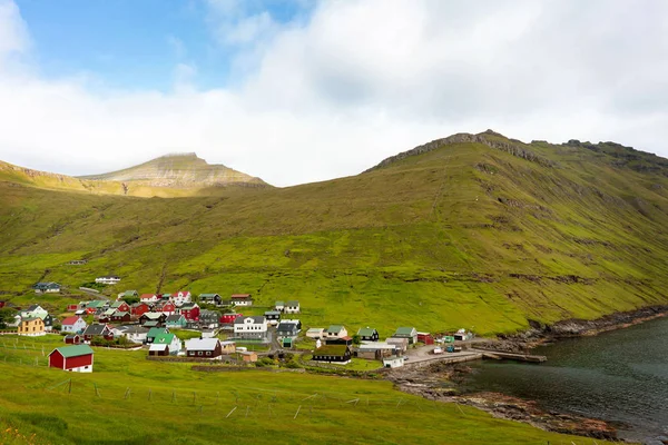 Faroese Pueblo Funningur Con Sus Coloridas Casas Montaña Cubierta Nubes — Foto de Stock