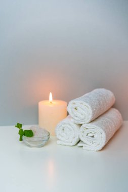 Mum ışığı, deniz tuzu ve havlu yığınıyla Spa prosedürleri konsepti fotoğrafı.