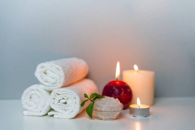 Mumlar, bir yığın beyaz havlu, deniz tuzu. Spa & Doğal sağlık konsepti fotoğrafı, yatay yönelim.
