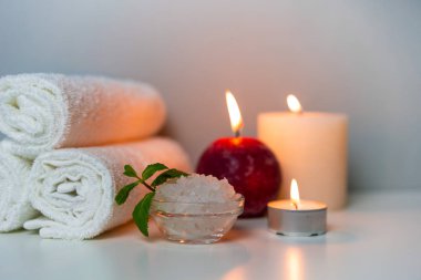 Masaj & Spa prosedürleri fotoğrafı temiz havlular, banyo ve aroma mumları için deniz tuzu, yatay yönelim.