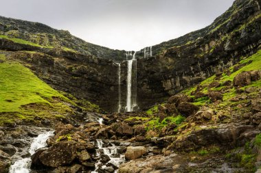 Faroe Adaları 'ndaki Fossa şelalesinin panoramik fotoğrafı.