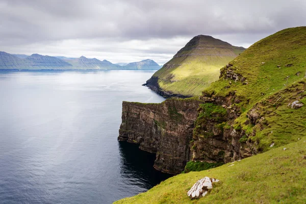 Wandelpad Boven Oceaan Het Dorp Gjogv Faeröer — Stockfoto