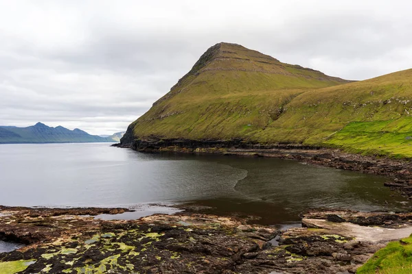 Faroe Adaları Ndaki Gjogv Köyünde Fiyort Körfezinin Üzerindeki Yeşil Dağ — Stok fotoğraf