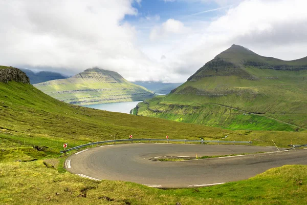 Yılan Yolu Faroe Daki Eysturoy Adasının Yeşil Dağları Macera Filmi — Stok fotoğraf