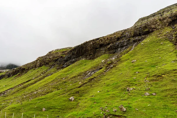 Erba Verde Sulle Montagne Delle Isole Eysturoy Faroe — Foto Stock