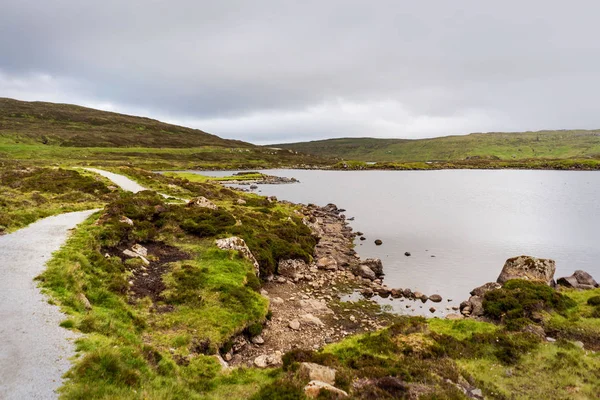 Lago Specchio Verdi Montagne Intorno Percorso Escursionistico Isole Faroe — Foto Stock