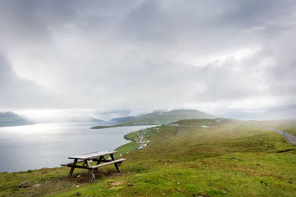 Leeg Uitkijkpunt Met Bank Tafel Voor Klein Dorpje Bij Fjord — Stockfoto