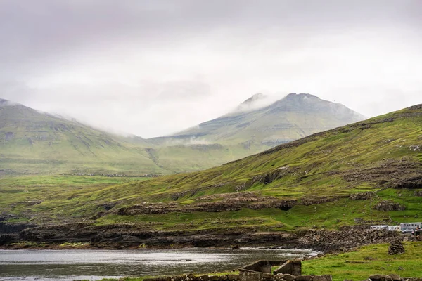Nuvole Mattutine Sulle Verdi Montagne Delle Isole Faroe — Foto Stock