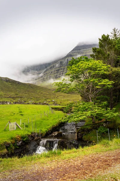 Paesaggio Appannato Con Montagne Verdi Una Cascata Isole Faroe Danimarca — Foto Stock