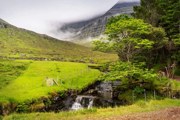 Paesaggio Tranquillo Con Cascata Montagne Coperte Cielo Coperto Isole Faroe — Foto Stock