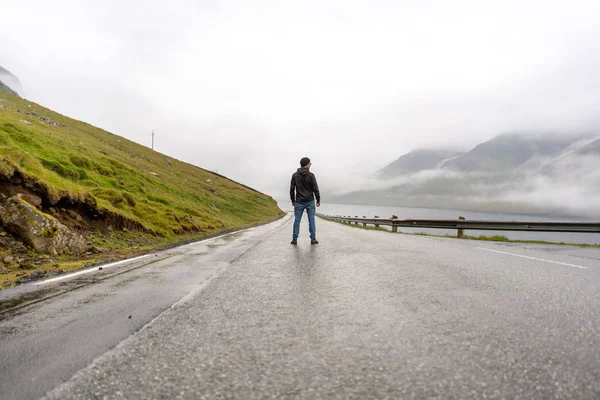 Joven Viajero Masculino Camino Vacío Niebla Cubriendo Fiordo Horizonte Islas — Foto de Stock